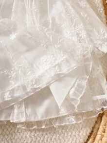 SHEIN 女童幼童秋季新款春季新款碎花領口荷葉邊蕾絲公主洋裝 + 蕾絲飾邊配套帽子，女嬰洗禮白色蕾絲洋裝新生兒蕾絲套裝嬰兒洗禮禮服白色嬰兒洋裝，優雅嬰兒套裝 - 白色 - 查看 6