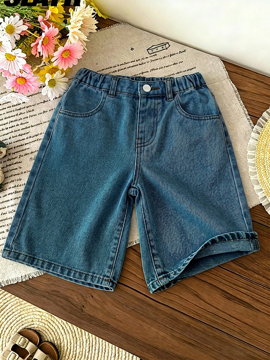 女童牛仔短褲,夏季新品,時尚休閒風,中藍色水洗,彈性腰帶,直筒寬鬆版型,輕盈柔軟牛仔面料,舒適親膚,時尚女孩必備,簡約休閒,夏季百搭,適合日常拍照、購物、外出、派對、音樂節、度假等多種場合,2026新款女童牛仔短褲 - 深色水洗藍 - 查看 1