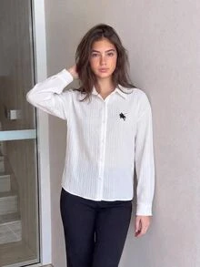 SHEIN 兒童青少年女孩休閒學院風寬鬆版型翻領精緻小Logo馬術賽車運動刺繡大尺寸長袖鈕扣開襟白色襯衫 女孩上衣 開學季高中校服襯衫 - 白色 - 查看 6