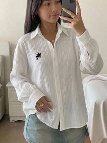 SHEIN 兒童青少年女孩休閒學院風寬鬆版型翻領精緻小Logo馬術賽車運動刺繡大尺寸長袖鈕扣開襟白色襯衫 女孩上衣 開學季高中校服襯衫 - 白色 - 查看 3