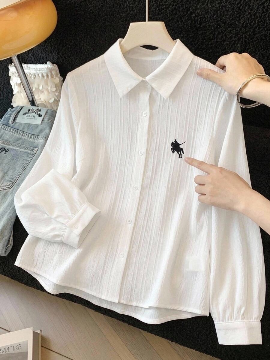 SHEIN 兒童青少年女孩休閒學院風寬鬆版型翻領精緻小Logo馬術賽車運動刺繡大尺寸長袖鈕扣開襟白色襯衫 女孩上衣 開學季高中校服襯衫 - 白色 - 查看 1