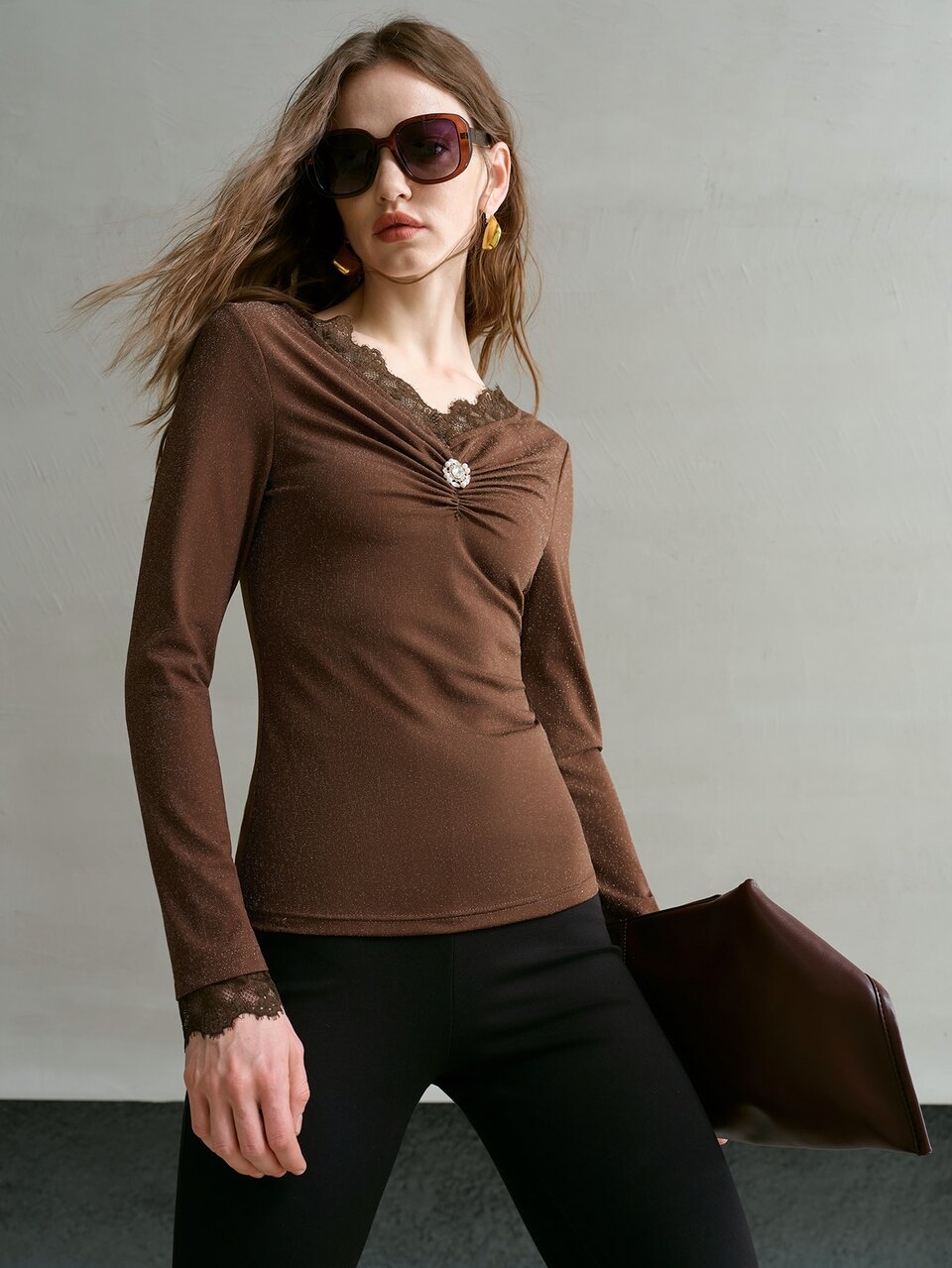 MOTF LONG SLEEVE CONTRAST LACE V-NECK STRETCH TOP