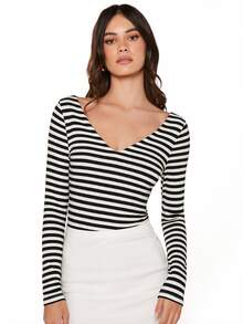 SHEIN BASICS 女款黑白格紋條紋V領長袖修身休閒法式T恤，適合返校、日常、早午餐、外出與辦公，秋季穿搭 - 黑與白 - 查看 11