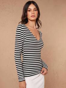 SHEIN BASICS 女款黑白格紋條紋V領長袖修身休閒法式T恤，適合返校、日常、早午餐、外出與辦公，秋季穿搭 - 黑與白 - 查看 3
