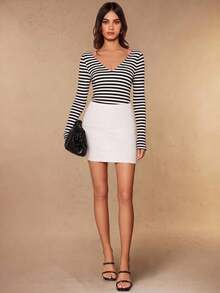 SHEIN BASICS 女款黑白格紋條紋V領長袖修身休閒法式T恤，適合返校、日常、早午餐、外出與辦公，秋季穿搭 - 黑與白 - 查看 5