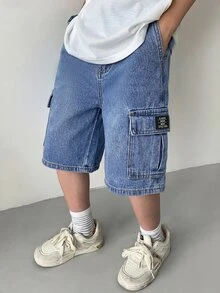 SHEIN Little Byeori 男童休闲时尚街头风字母印花翻盖口袋牛仔短裤，夏季 - 中等水洗藍 - 查看 1