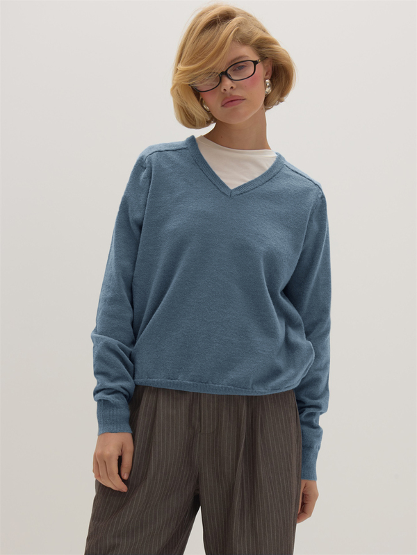 MUSEYN Blue Knit V Neckline Long Sleeve Ribbed Oversized Sweater