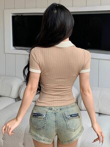 Joudiya 女式拼色装饰 Polo 领 T 恤 夏季，女式短款上衣 - 卡其色 - 查看 3