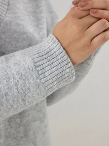 YARNWELL 女款 V 領極簡傳統休閒膠囊系列日常居家正式質感長袖純色套頭毛衣 秋季灰色 度假風 - 灰色 - 查看 7