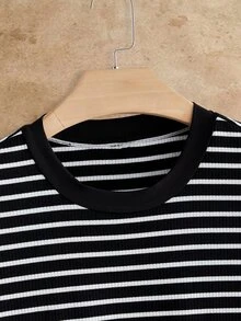 Manfinity RebelGame Men's Plus Size Casual Knit Round Neck Short Sleeve Striped T-Shirt, Suitable For Summer - Black and White - View 4