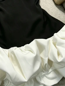 SHEIN Franclia 對比色細肩帶抓皺吊帶洋裝，黑白配色拼接，泡泡裙襬，修身短版。Y2K風格夏季無袖V領洋裝，適合派對與夜店穿搭。 - 黑與白 - 查看 4