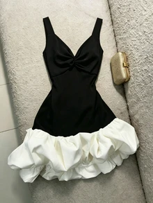 SHEIN Franclia 對比色細肩帶抓皺吊帶洋裝，黑白配色拼接，泡泡裙襬，修身短版。Y2K風格夏季無袖V領洋裝，適合派對與夜店穿搭。 - 黑與白 - 查看 5