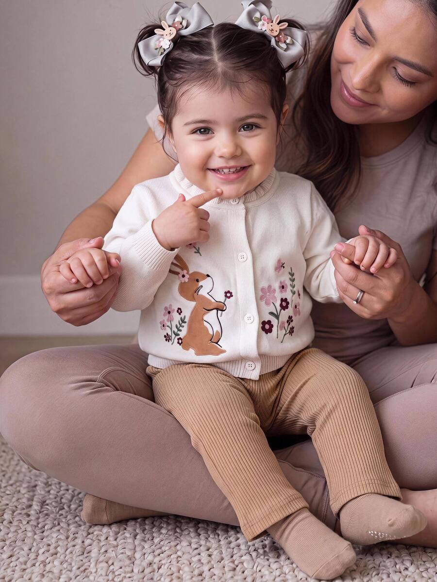SHEIN Conjunto de cárdigan bordado con conejo & flor y pantalones de punto para otoño para bebé niña - Caqui - Ver 1