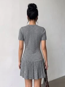 Flora Isola Flora Isola 灰色羅紋針織百褶迷你洋裝，圓領短袖修身喇叭 A 字毛衣洋裝 - 灰色 - 查看 2