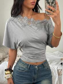 Coolane 女款夏季街頭風休閒時尚日常穿著彈性舒適灰色蕾絲拼接不對稱領口T恤，女款工作服，度假穿搭 - 淺灰色 - 查看 1