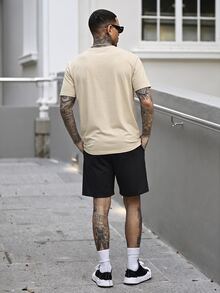 Devon Thys 男士火焰与字母B印花套装，卡其色T恤和短裤，休闲装 - 黑色 - 查看 4
