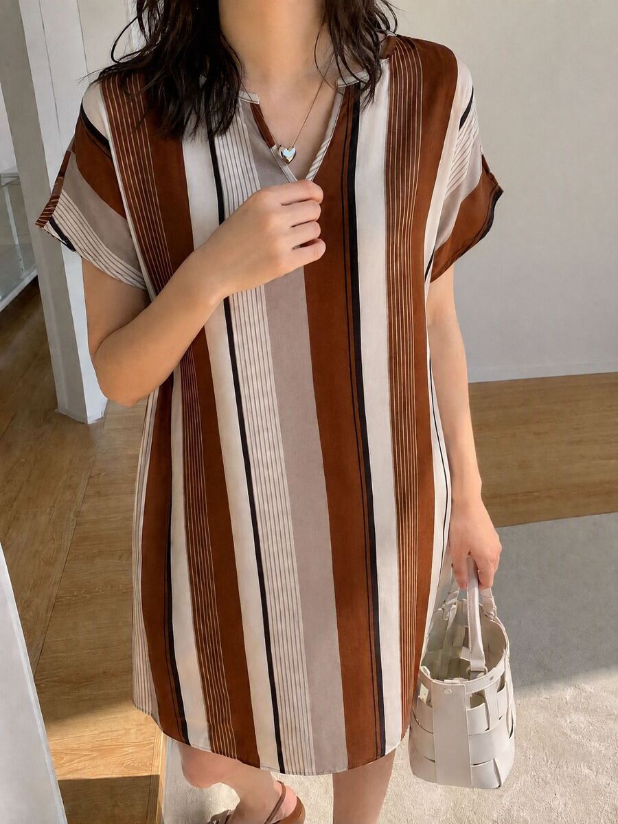 Yumoku 女式彩色休闲条纹缺口领无袖迷你连衣裙 - 咖啡棕 - 查看 1