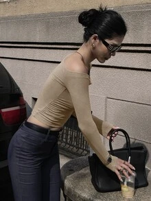 DAZY 女款休閒純色不對稱領短版長袖T恤，秋季女裝校園風 - 杏色 - 查看 2