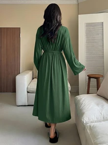 DAZY 極簡純色寬鬆開襟腰帶式女款家居袍 - 墨綠色 - 查看 2