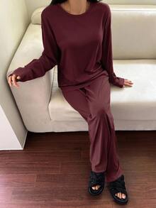 DAZY 2件組女款極簡寬鬆長袖T恤與直筒長款睡褲家居服套裝 - 酒紅色 - 查看 3