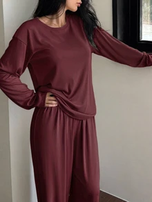 DAZY 2件組女款極簡寬鬆長袖T恤與直筒長款睡褲家居服套裝 - 酒紅色 - 查看 5
