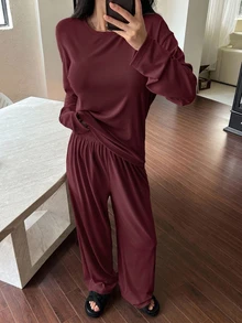 DAZY 2件組女款極簡寬鬆長袖T恤與直筒長款睡褲家居服套裝 - 酒紅色 - 查看 4