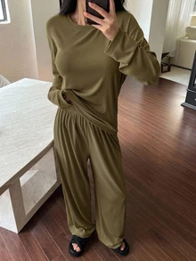 DAZY 2件組女款極簡寬鬆純色長袖T恤與直筒長款睡褲家居服套裝 - 綠色 - 查看 4
