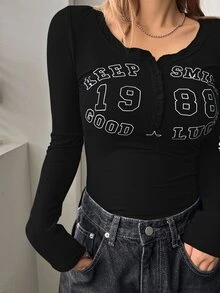 DAZY 女款修身長袖T恤，半開襟鈕扣與圓領字母印花圖案上衣，黑白配色，秋季休閒校園返校穿搭長袖 - 黑色 - 查看 5
