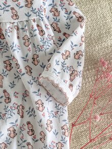 SHEIN 2件組新生女嬰連身衣套裝，四季通用秋冬/夏季爬行服，可愛兔子碎花粉色拼接連身衣，荷葉領連腳長袖連身褲，蝴蝶結裝飾，附配套印花帽子，居家穿著 - 粉色 - 查看 8