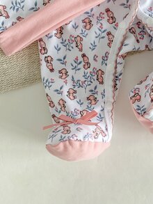 SHEIN 2件組新生女嬰連身衣套裝，四季通用秋冬/夏季爬行服，可愛兔子碎花粉色拼接連身衣，荷葉領連腳長袖連身褲，蝴蝶結裝飾，附配套印花帽子，居家穿著 - 粉色 - 查看 4