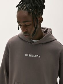 Baseblock 男士咖啡棕短版連帽衛衣，正面小字印花，背面做舊大數字圖案，Y2K街頭休閒套頭上衣，適合外出、演唱會、夜店、音樂節、假期度假 - 彩色 - 查看 3