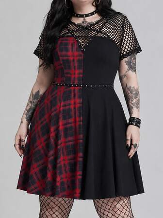 Abito corto taglie forti stile grunge punk con patchwork a quadri, rete e pentagramma