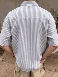 STEELVANCE 男士條紋色織大字母印花短袖襯衫，適合正式或休閒場合，休閒度假、晚餐聚會、極簡辦公、休閒居家穿著，百搭風格，適合自穿或送給朋友的禮物，熱銷舒適面料襯衫 - 彩色 - 查看 2