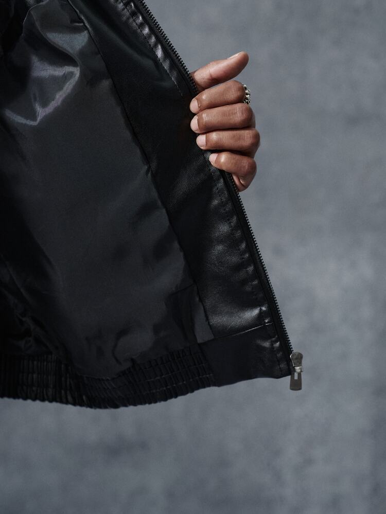 PAVTROS جاكيت جلد صناعي بسحاب ونص مطبوع للرجال في فصل الخريف/الشتاء - الأسود - مشاهدة 7