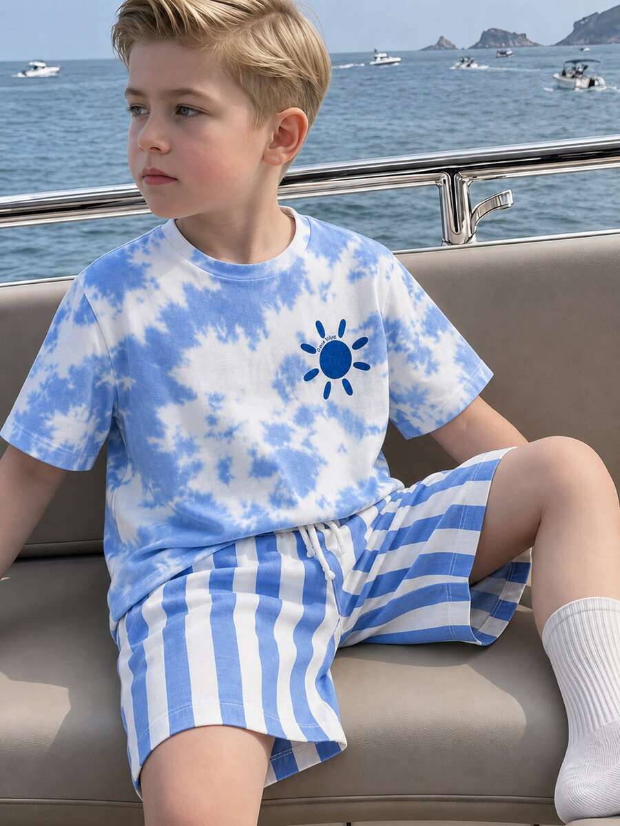 SHEIN 男童2件組夏季度假風藍白紮染滿版印花太陽圖案圓領短袖T恤與彈性腰藍白對比條紋短褲套裝,柔軟彈性面料,寬鬆版型,時尚休閒舒適百搭春夏季套裝 - 藍色 - 查看 1