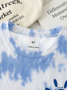 SHEIN 男童2件組夏季度假風藍白紮染滿版印花太陽圖案圓領短袖T恤與彈性腰藍白對比條紋短褲套裝，柔軟彈性面料，寬鬆版型，時尚休閒舒適百搭春夏季套裝 - 藍色 - 查看 7