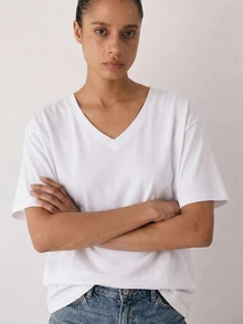 YARNWELL 女款純色V領休閒百搭日常穿搭T恤 - 白色 - 查看 5
