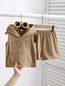 SHEIN Playful Pals 2件組 幼兒男嬰夏季套裝 卡其色休閒海灘街頭風 NYC字母壓紋無袖連帽T恤 & 針織短褲套裝 6M-3T - 卡其色 - 查看 4