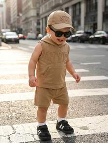 SHEIN Playful Pals 2件組 幼兒男嬰夏季套裝 卡其色休閒海灘街頭風 NYC字母壓紋無袖連帽T恤 & 針織短褲套裝 6M-3T - 卡其色 - 查看 3