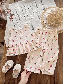 SHEIN Vintaside Kids 2件組女嬰杏色小碎花圓領無袖背心上衣 荷葉邊娃娃領鈕扣開襟蝴蝶結裝飾上衣 鬆緊腰長褲套裝 春/夏/秋新款 舒適可愛甜美 適合居家與外出 夏日田園風時尚服飾 - 杏色 - 查看 5