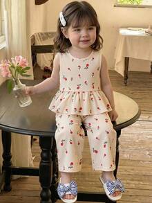 SHEIN Vintaside Kids 2件組女嬰杏色小碎花圓領無袖背心上衣 荷葉邊娃娃領鈕扣開襟蝴蝶結裝飾上衣 鬆緊腰長褲套裝 春/夏/秋新款 舒適可愛甜美 適合居家與外出 夏日田園風時尚服飾 - 杏色 - 查看 4