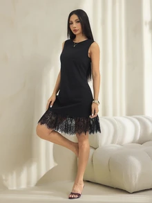 SHEIN PETITE Vestido mini de algodón sin mangas con cuello redondo y dobladillo de encaje, adecuado para uso casual, playa, vacaciones, primavera/verano, vestido shift negro sin mangas para mujer con delicado dobladillo de encaje y cuello redondo, tacto suave de algodón para verano, vestido de verano, vestidos de primavera, vestido de playa, vestidos casuales para mujer, vestido de vacaciones, vestido con volantes, vestido negro para mujer, vestidos de verano para mujer - Negro - Ver 6