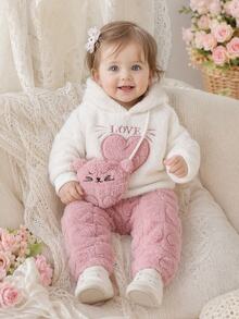 SHEIN Vintaside Kids 2件組女嬰冬季新款套裝，奶油白色毛絨長袖連帽衛衣配粉色愛心刺繡，搭配粉色提花收口長褲，柔軟加厚珊瑚絨，含同色貓咪斜背包，可愛舒適簡約百搭休閒上學通勤保暖套裝 - 粉色 - 查看 2