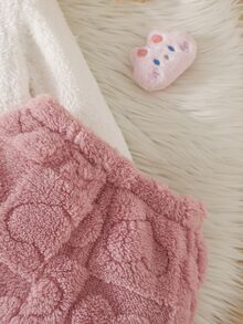 SHEIN Vintaside Kids 2件組女嬰冬季新款套裝，奶油白色毛絨長袖連帽衛衣配粉色愛心刺繡，搭配粉色提花收口長褲，柔軟加厚珊瑚絨，含同色貓咪斜背包，可愛舒適簡約百搭休閒上學通勤保暖套裝 - 粉色 - 查看 8
