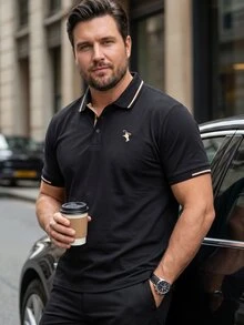Manfinity Mode 男士大尺碼休閒騎士印花短袖 Polo 衫，適合通勤、外出、正式場合與儀式 - 黑色 - 查看 1