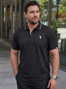 Manfinity Mode 男士大尺碼休閒騎士印花短袖 Polo 衫，適合通勤、外出、正式場合與儀式 - 黑色 - 查看 3