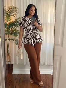 SHEIN Lady CURVE 大尺碼女款全印花腰結上衣與長褲休閒優雅日常兩件套 正式早午餐 米色巧克力棕 夏季 - 棕色 - 查看 6