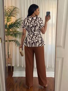 SHEIN Lady CURVE 大尺碼女款全印花腰結上衣與長褲休閒優雅日常兩件套 正式早午餐 米色巧克力棕 夏季 - 棕色 - 查看 2