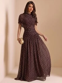 SHEIN BAE 春夏白色底黑波點印花圓領短袖修身抓皺大裙擺優雅洋裝，優雅洋裝，波點洋裝，婚禮賓客洋裝 - 咖啡棕 - 查看 3