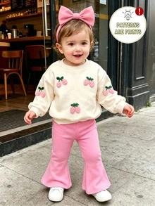 SHEIN Playful Pals 2件組女嬰杏色與粉色休閒時尚極簡甜美3D仿刺繡草莓印花圓領衛衣與純色喇叭褲套裝，適合秋冬、日常、戶外穿著，基礎百搭時尚 - 彩色 - 查看 1